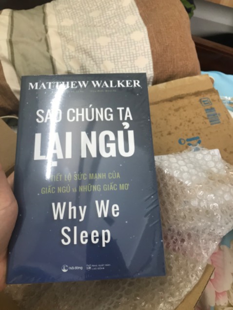 Giao hàng rất nhanh,tuy ở tỉnh lẻ nhưng 2 ngày đã nhận được hàng.Sau khi unbox thì cảm thấy vô cùng bất ngờ vì sách được bao bọc vô cùng cẩn thận (có thể thấy như trong ảnh) khiến mình rất hài lòng.Mặc dù chưa đọc nhưng cho hẳn 5 sao về mặt chuẩn bị. Giao hàng rất nhanh,tuy ở tỉnh lẻ nhưng 2 ngày đã nhận được hàng.Sau khi unbox thì cảm thấy vô cùng bất ngờ vì sách được bao bọc vô cùng cẩn thận (có thể thấy như trong ảnh) khiến mình rất hài lòng.Mặc dù chưa đọc nhưng cho hẳn 5 sao về mặt chuẩn bị.