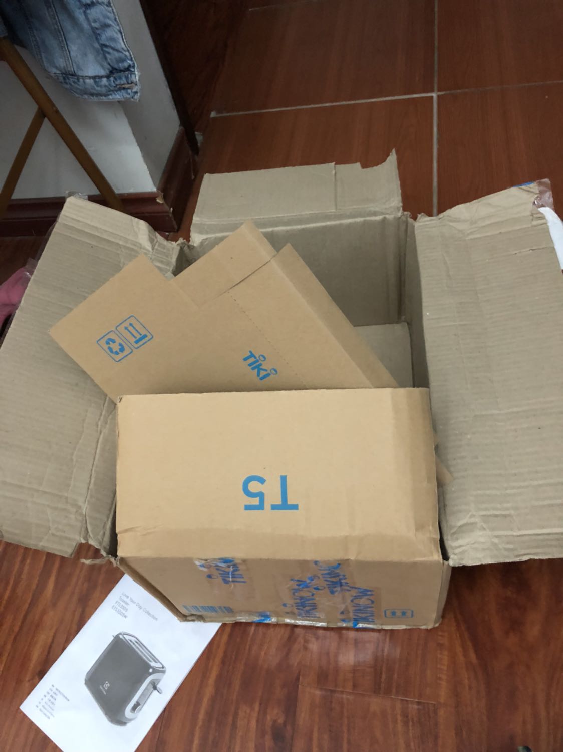 Máy nướng bánh ngon lắm ý. Có nắp, có khay đựng vụn bánh. Bánh e nướng mức 3. Rất là vừa miệng. Ăn bánh mì không cũng thấy ngon nữa. Đặt hàng t3, t6 nhận được hàng rồi. Em vẫn đánh giá là giao nhanh. 
Trước mắt sản phẩm khá là ưng cái bụng. E vote 5 sao.