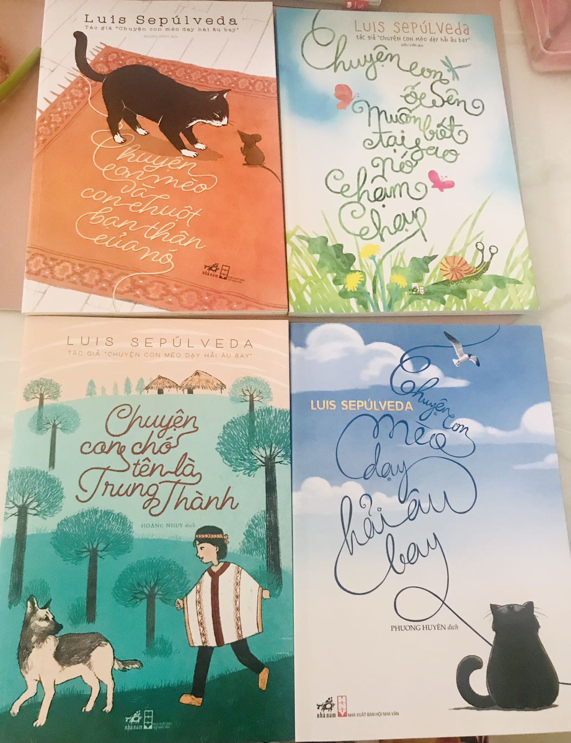 - Thiết kế bìa & tranh ảnh trong sách đơn giản, dễ nhìn; chữ to dễ đọc
- Phù hợp với đối tượng độc giả là thiếu nhi