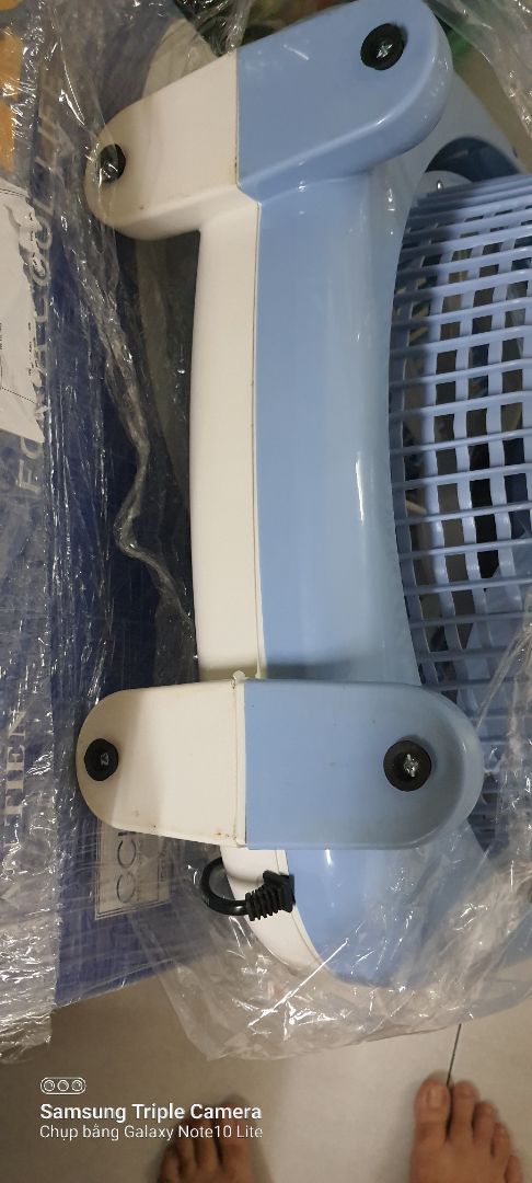 Tiki giao sai sản phẩm so với khách đã đặt. hàng còn bị trầy xước và ko khớp. mong tiki sớm đổi đúng sp cho khách.