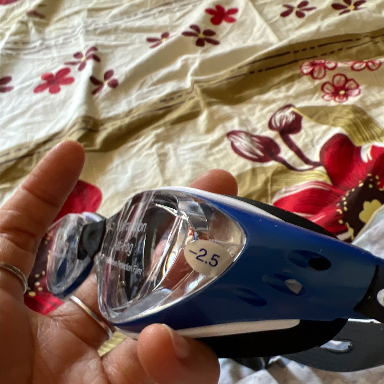 Không hài lòng 
Vì mua kính đặt 5,5 diop lại giao 2,5 diop
Không đúng yêu cầu làm sao dùng được