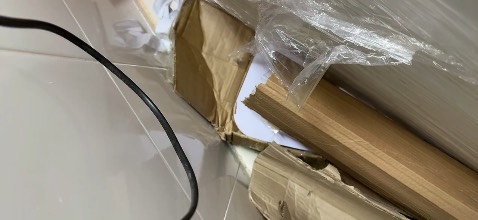 Tui mua 2 cai bàn mà 1 cai bị dập 3 góc bàn. Tui muốn dc đổi 1 cái bi dập