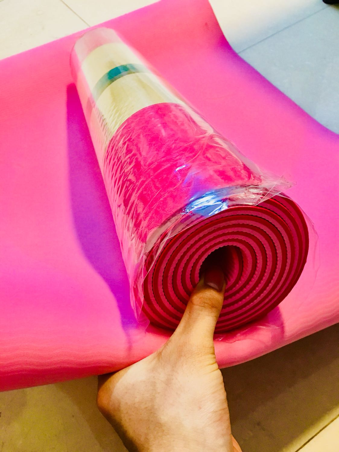 Bận quá hnay mới review thảm đc 
Mua là do bà bạn tập yoga cùng giới thiệu mới biết ý chứ 
Thảm màu sắc bắt mắt, mở ra thấy thẻ chính hãng midoctor và phiếu cảm ơn là thấy ưng ý phết rồi 
Chất liệu mềm mại, gấp quận k bị nhăn gì cả còn có cả túi với dây buộc tiện phết. May đặt 2 cái mai mang tặng mẹ chồng cái lấy lòng :))  mn à
Thaks chị bạn và tiki đã giúp mình biết đến và sử dụng thảm này