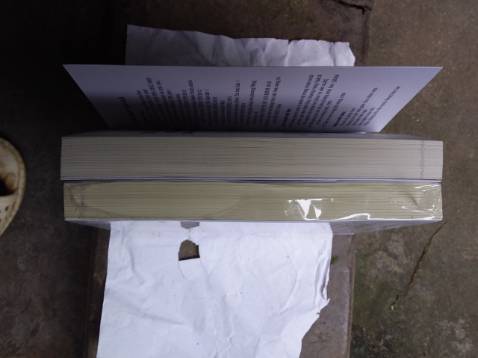 Hai lần mua là hai lần khác nhau về hình thức của sách. Lần này nhận được cuốn sách giấy đen hơn, gáy bị nhăn. Được khuyến mãi thêm mấy cái bookmark mà nhận được cuốn sách chất lượng kém như thế này đúng là nhận trái đắng. Thất vọng về cách làm ăn của Tiki.