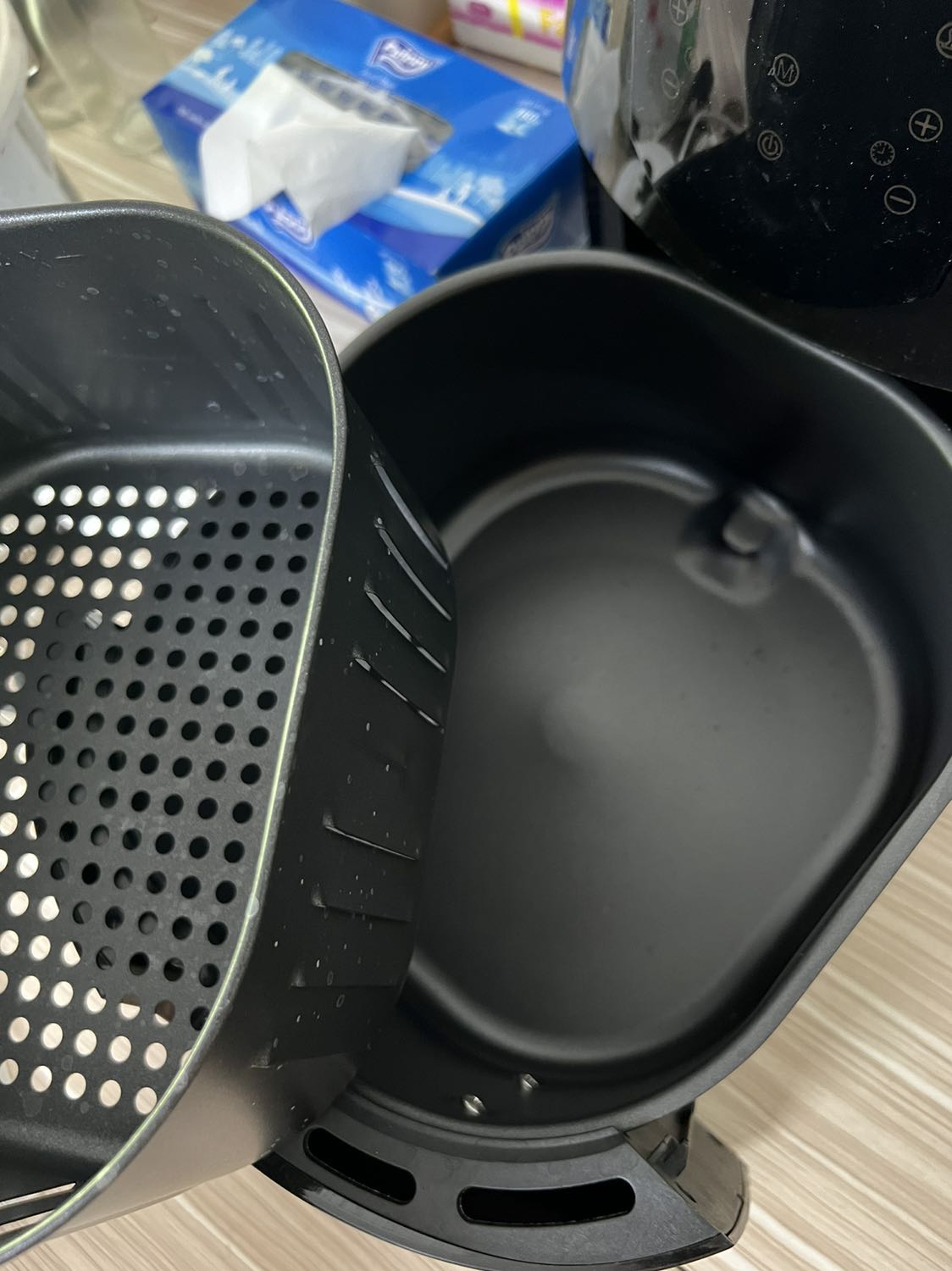 Đây là lần thứ 2 mình mua nồi chiên không dầu của lock&lock. Lần trước mình mua cho mẹ dùng rất ưng nên lần này mình đặt thêm 1 cái nữa cho mình. Nồi chiên của lock&lock thì khỏi phải chê rồi. Dùng nồi chiên này rất tiện, những món trước phải rán thì giờ có thể dùng nồi chiên để nấu mà không cần dùng đến dầu ăn, rất bảo vệ sức khoẻ.
Mình đặt được tặng thêm 1 khay nướng của máy và được tặng thêm 1 ấm nước như hình.