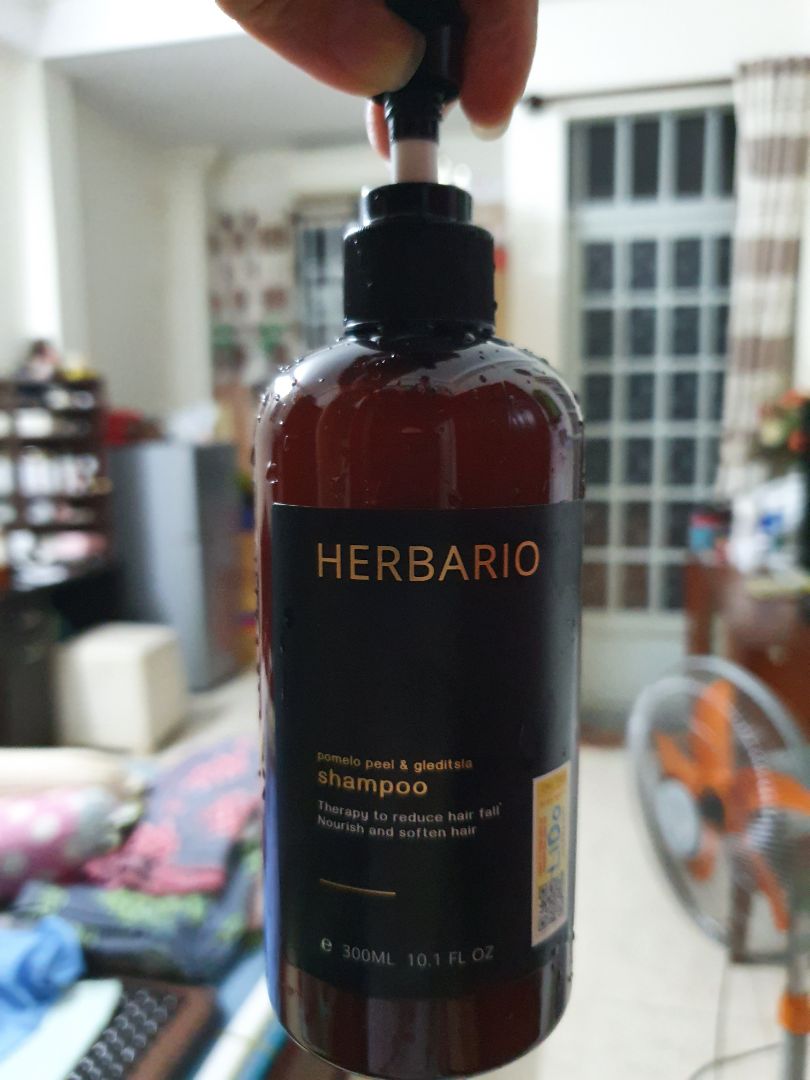 Rất thơm, mùi bưởi mới 🤣😂... rất thích... gội ko bị rối tóc... giảm rụng ngay lần gội đầu tiên...🥰💯