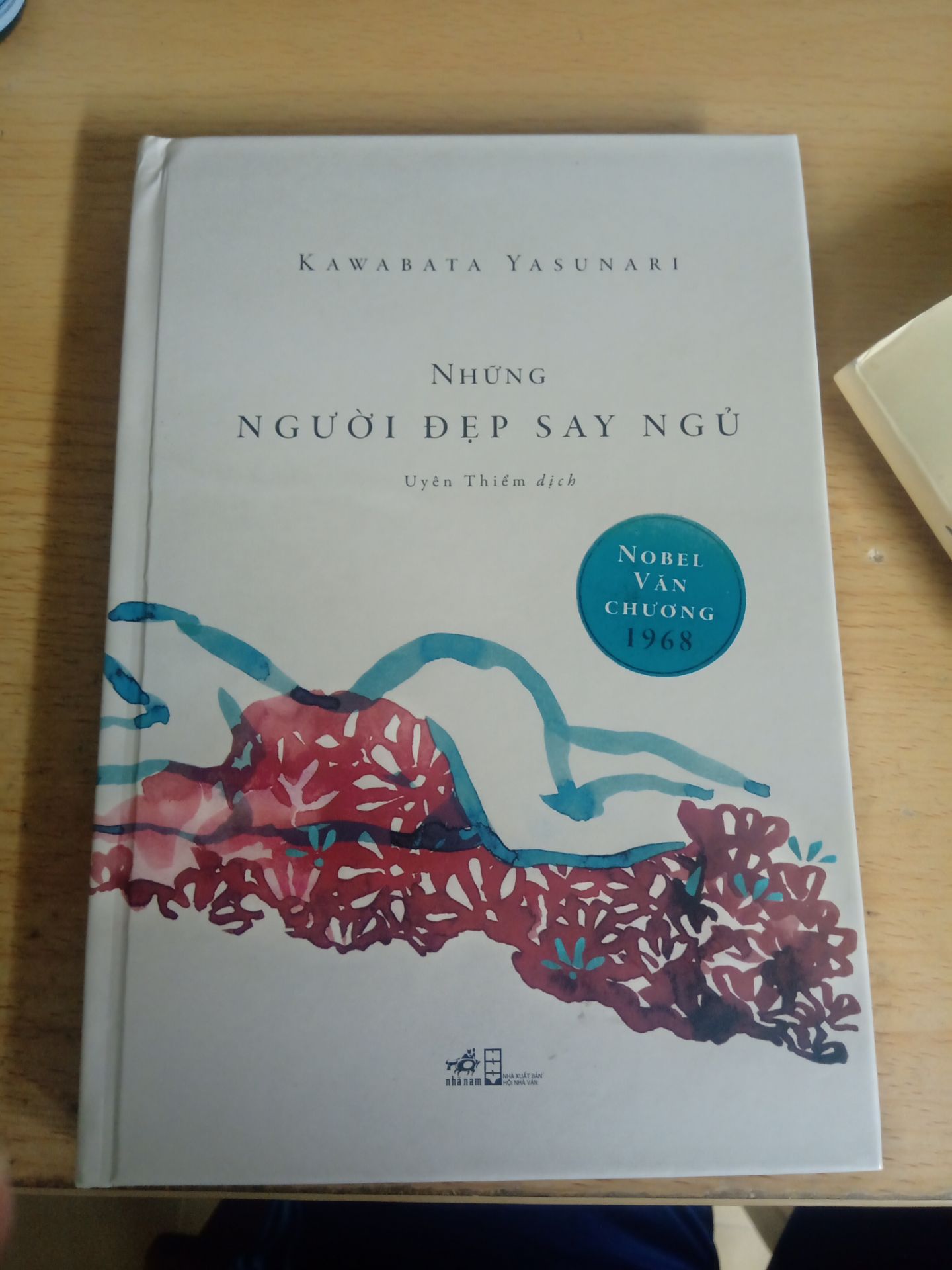 Cuốn sách nội dung rất hay, lời kể dung dị nhưng cấu trúc phức tạp. Được kể theo cấu trúc kịch Noh với 5 phần đúng tinh thần Nhật Bản. có hơi tiếc là sách bị hỏng một chút phần gáy do vận chuyển từ xa, vì vậy hơi thất vọng.