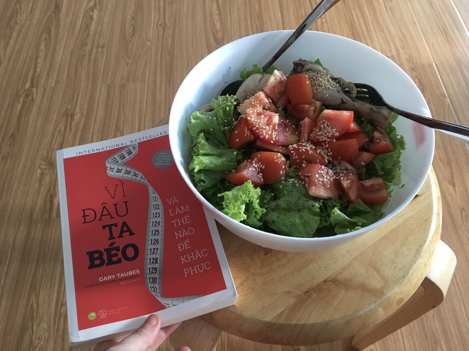 Tiki giao hàng nhanh, sách lần này bị cấn ở góc. Về nội dung quyển sách này thì ko được như mong đợi ban đầu cho lắm, 150 trang đầu toàn nói về lịch sử của căn bệnh béo phì, có vẻ phù hợp cho các bạn học nghành y hay thích đọc bài viết y khoa hơn là bệnh nhân, từ trang thứ 154 trở về sau mới có mô tả về nguyên nhân, cách cơ thể điều tiết hay chuyển hoá mỡ… so với cuốn thinsulin thì cá nhân mình thấy cuốn này ko dễ hiểu bằng và ko có giải pháp hay phương pháp tham khảo để áp dụng thực tế. Nhưng nhìn chung cuốn này đọc bổ sung cho cuốn thinsulin cũng được.