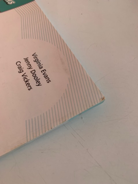 Sách hơi bám bụi, vận chuyển nhanh, shipper dễ thương.