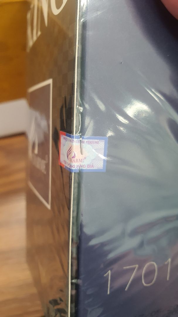 Mình nhận đc hàng r, nhưng mình có thắc mắc: bên ngoài hộp có seal nilong nhưng tem Charms bên trong đã bị đứt sẵn? v cái seal nilon này là làm lại r chứ đâu phải từ ban đầu khi xuất xưởng?