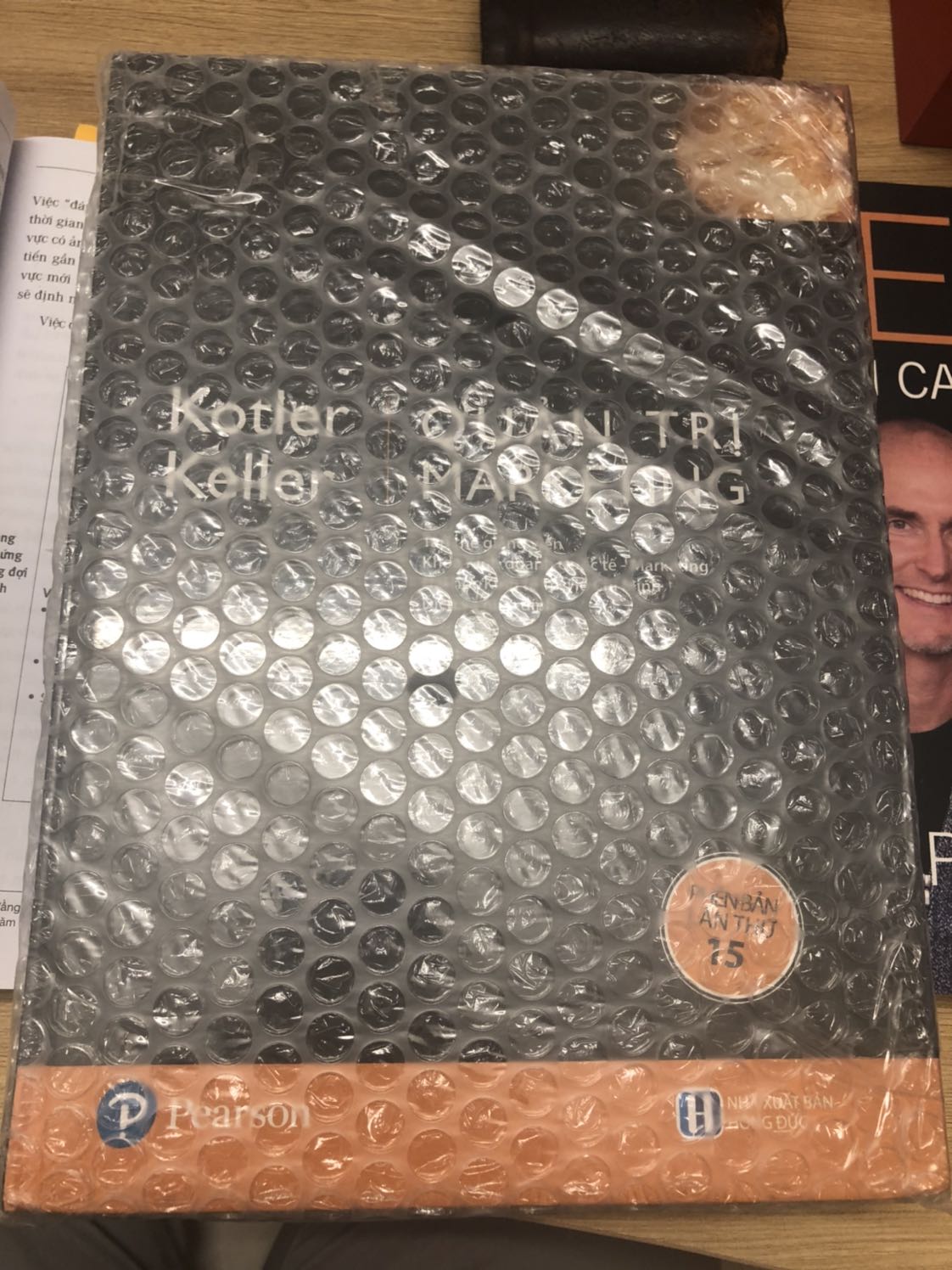 Sách được đóng gói chu đáo, cẩn thận. Tuy nhiên, thời gian nhận được sách hơi lâu (đặt từ thứ Ba tuần trước mà hôm nay thứ Hai mới nhận được), có thể do đang trong đợt dịch và phải chuyển từ Tp Hồ Chí Minh ra Hà Nội. Cần cải thiện thời gian vận chuyển