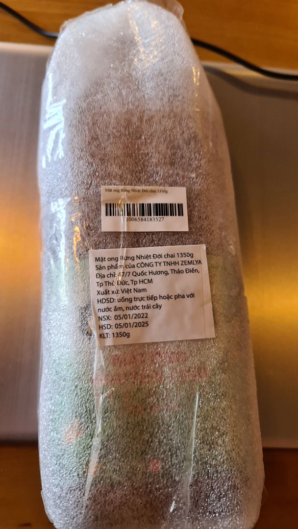 Mật thanh, ngọt nhẹ, không có bọt. Mới sx 5/1/2022. 
Mình không rành về mật ong nên ko đánh giá đc chất lượng, nhưng nhìn chung là ok. 
Chai nhựa nên ko bị vỡ trong quá trình vận chuyển. Giao tiki now nhưng shop freeship. Sẽ ủng hộ tiếp.