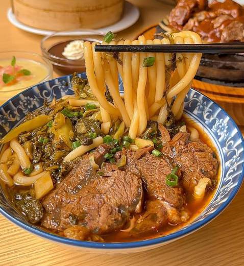 Cấp ẩm tốt. Xịt tạo sương mịn. Làm dịu da. Ko gây kích ứng. Sẵn tiện giờ đang đói quá. Muốn ăn mì hầm bò