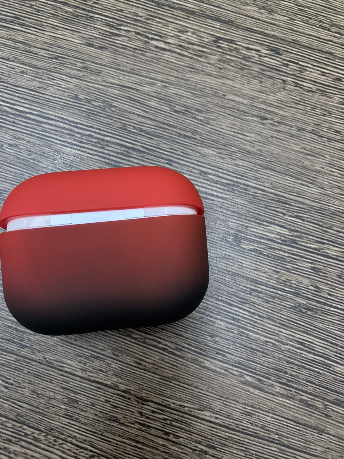 Sản phẩm quá tệ. Không ôm sát Airpods. Vỏ trên k ôm dc nắp luôn. Thất vọng. Yêu cầu hoàn tiền.