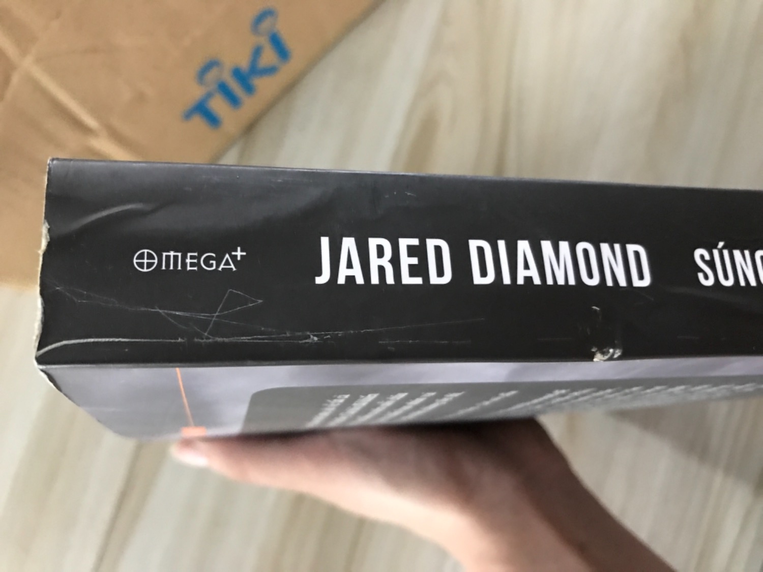 Mình vừa nhận được sách hôm nay, phần nội dung mình chưa đọc nên chưa thể nhận xét. Tuy nhiên bìa sách có lẽ không được bảo quản tốt lắm, nhăn và trầy. Sách đôi chỗ còn có vết bẩn nhưng vì được giới thiệu nội dung rất hay và ý nghĩa nên mình vẫn đánh giá 4 sao. Mong tiki sẽ làm tốt hơn trong khâu bảo quản, đóng gói sách để có thể đảm bảo chất lượng khi đến tay người đọc hơn.