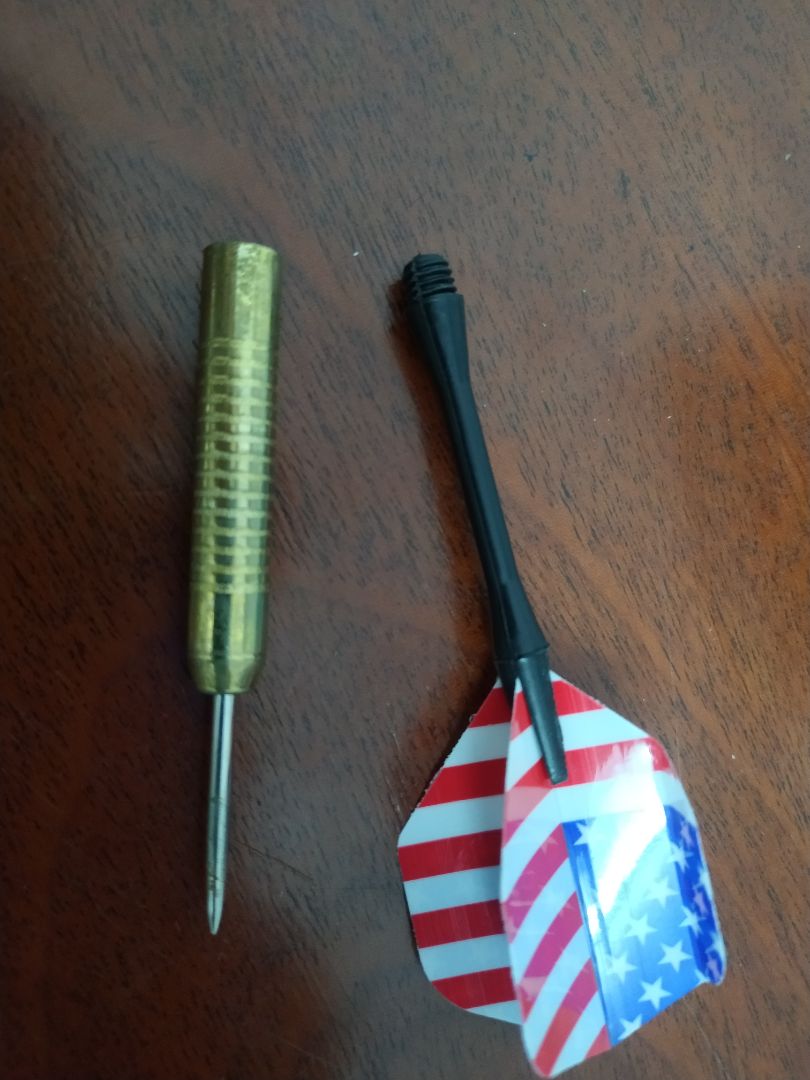 Sản phẩm giao hàng nhanh.
Về bảng hồng tâm có hai mặt rất tiện nhưng phần móc treo bảng cảm giác hơi yếu nhưng vẫn xài ổn.
Phi tiêu thì có hai bịch, 6 phi tiêu nhưng chỉ có 4 bịt mũi. Phi tiêu hơi cũ nhưng xài ổn, phóng rất đầm tay, có điều một phi tiêu bị lỏng phần thân với mũi, chỉnh sửa chút là ok luôn.
Phóng rất đã, phù hợp với người lớn.
Châm trước cho 5 sao ạ ???