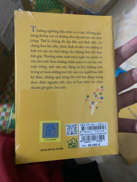 Tiki giao hàng nhanh, bọc lớp chống xóc ổn nên sách k bị sao . Sách thì chưa đọc nên chưa đánh giá nội dung.