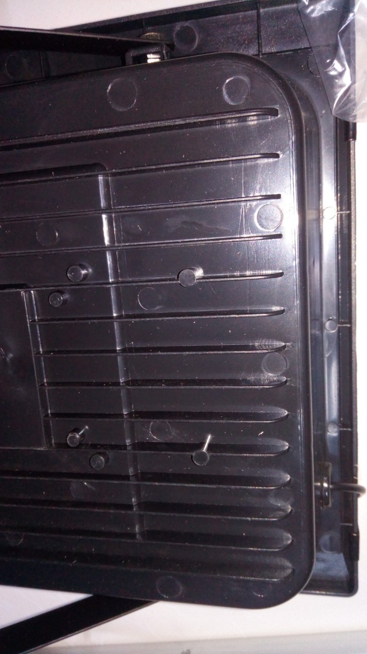 Sản phẩm đèn vỏ bằng nhựa nhưng làm tương tự như sắt, lên ảnh giống như để tòa nhiệt nhưng không phải, chỉ là giả hình sắt. Đèn tỏa nhiệt cao nhưng lại làm khung đèn và vỏ  bằng nhựa.  Khung nhôm bảng Solar quảng cáo: 15W/6V + 420 x 370 x 18mm (hứng ánh sáng mặt trời) giao hàng bảng nhỏ xíu 10W + 350 x 235 x 17.17mm không như quảng cáo. Remote cũ kỹ, siêu trầy như hàng đã xài rồi hoặc đã đổi trả nhiều lần. Tôi cũng đặt 1 số đèn mặt trời tương tự đổi trả nhiều lần do cố tìm loại chất lượng, nhưng lần này mới thấy làm bằng nhựa và đổi trả do sai quảng cáo và cũ kỹ.