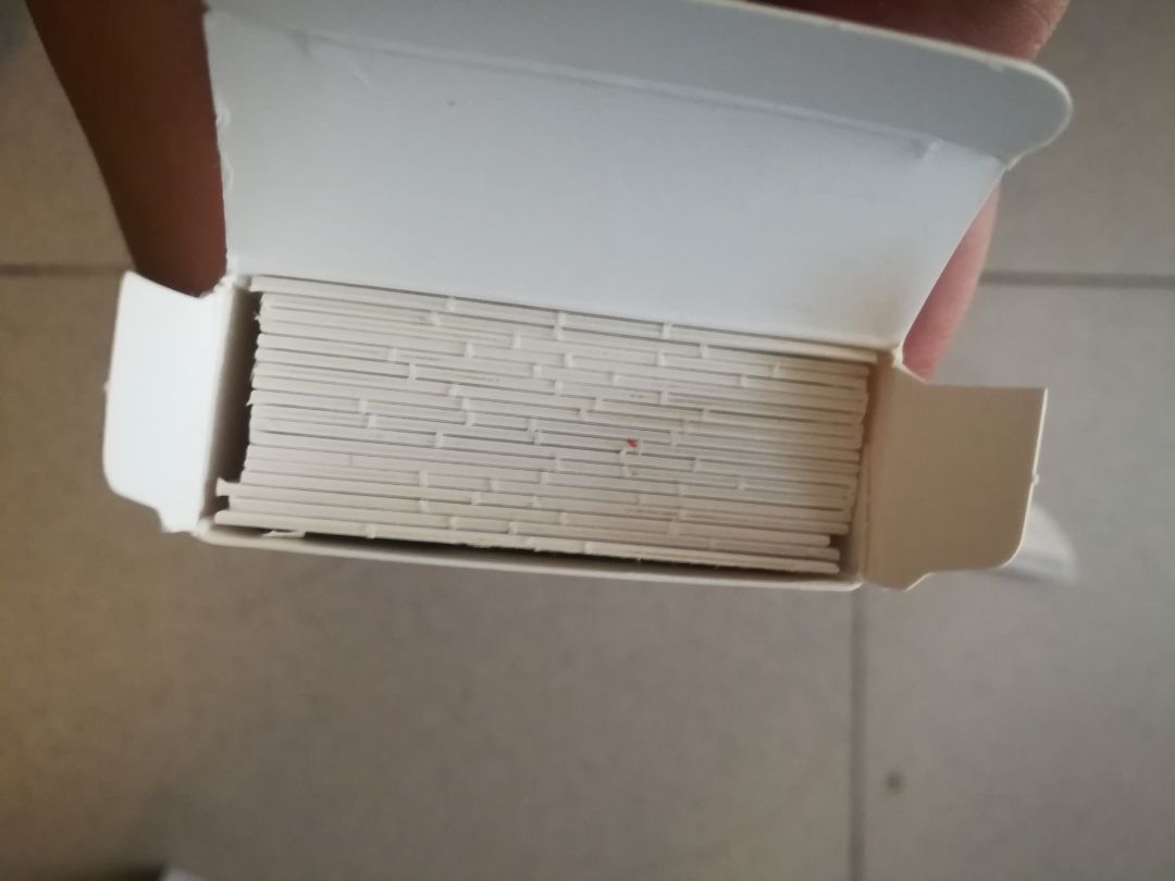 chẹp, đặt hàng đúng mẫu nhưng mà bị dính vào nhau làm rách mất mấy cái bookmark, xót xa thực sự. cũng không có hình đẹp, hơi thất vọng