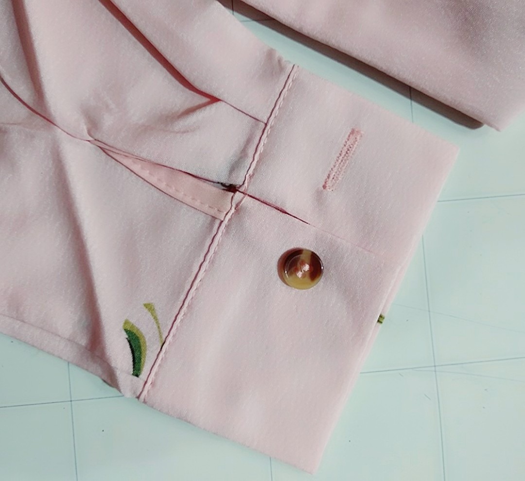 Em mới nhận hàng chiều nay, có một vài nhận xét như sau: Vải đẹp, màu sắc y hình, size áo thì chọn như shop mô tả nên vừa khít luôn. Phom áo nhỏ đó, nên phải lưu ý như kích thước shop đề ra thì mới vừa. Cơ quan mình làm toàn mặc sơ mi không à, nên gặp mẫu này thì ưng ý quá, mình sẽ mua thêm 2 màu xanh và trắng nữa để thay đổi. Nói chung áo sơ mi tầm giá này  mà chất được như vậy là quá tốt rồi.