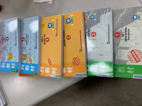 Sách mới xuất bản tháng 3, sách đóng gói cẩn thận, bôk sách được đóng thành 2 tệp với mỗi tệp 3 quyển có bọc ni long nên không bi bụi hay hư bẩn. Sách rất hay cho các bạn muốn học thêm tiếng hoa