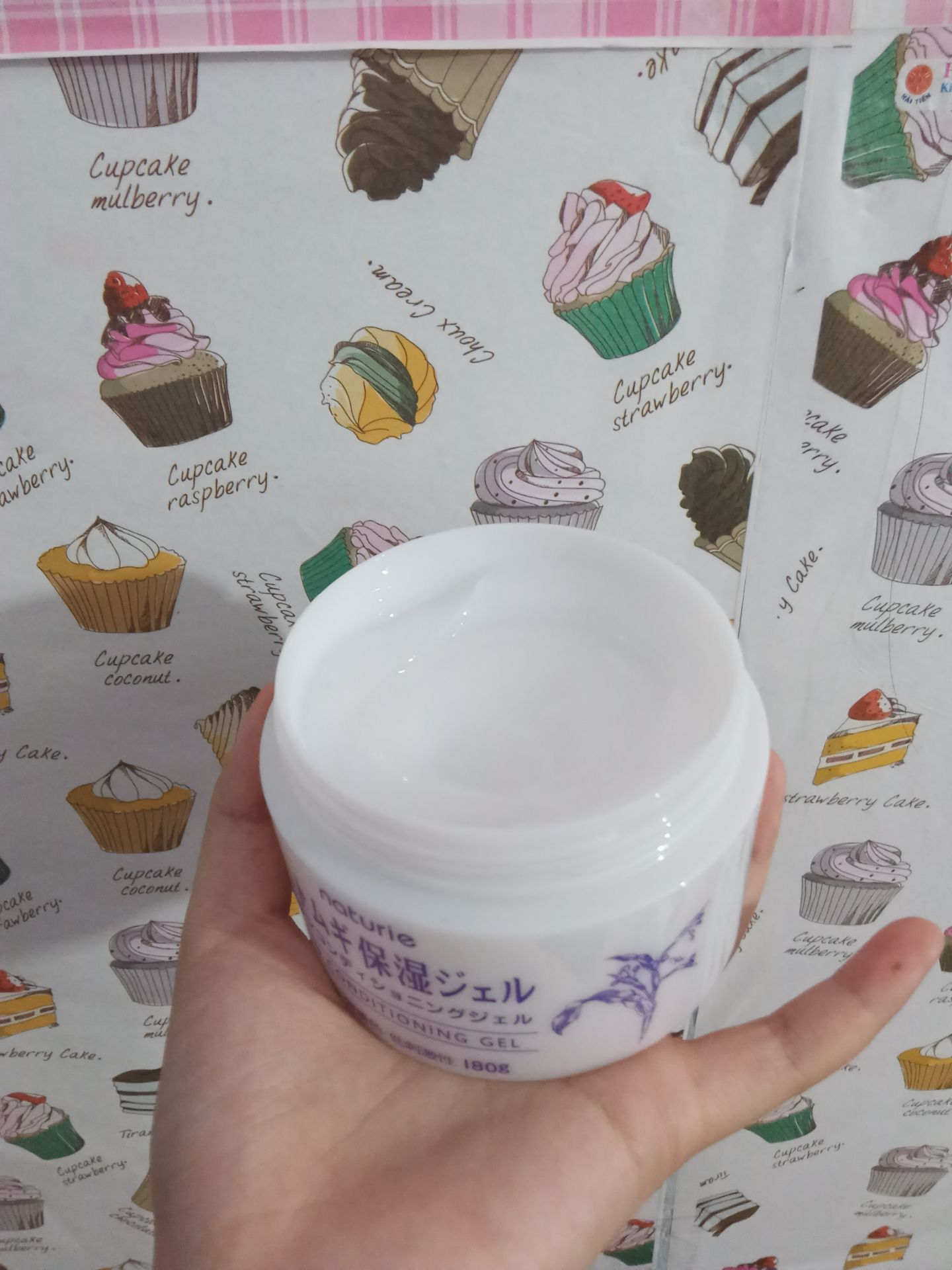 hàng không có bọc chống sốc, may là không có bị sao hết, hũ thì siêu bự, mọi người nhìn so với cái tay mình là biết đó. Kem thì đầy ụ luôn, sau khi dùng thử thì mình sẽ đánh giá sau ?