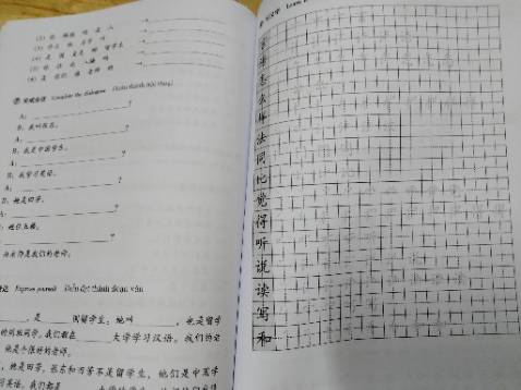 Giao hàng nhanh, đóng gói kĩ càng, sách có hình minh họa, nội dung bài giảng dễ hiểu với người mới học tiếng Trung như mình, đánh giá 5 sao!