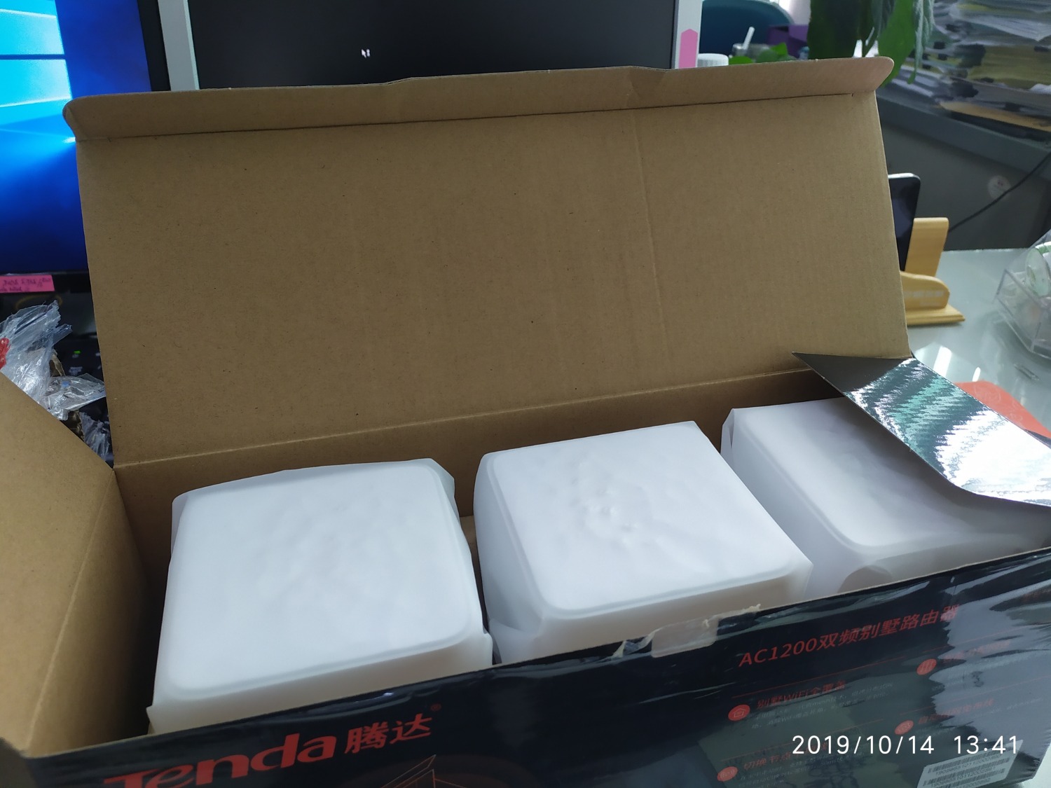 Mua hàng trên tiki nhiều lần nhưng đây là lần giao hàng nhanh nhất làm cho mình rẩt bất ngờ đến nổi ngạc nhiên của mình. Order lúc 12:04' ngày 14Oct2019 đến 13:40' cùng ngày đã nhận được hàng. Lúc 13:55' hình chụp trên trang tiki.vn vẫn còn thể hiện đơn hàng đang trên đường vận chuyển mới ghê chứ !
Hàng hóa đóng gói đầy đủ 3 cục, trông khá cẩn thận. 
Ngay sau khi lắp đặt đã cho kết quả hơn cả mong đợi. Về lâu dài thì chưa biết độ bền và chất lượng có xuống cấp hay không