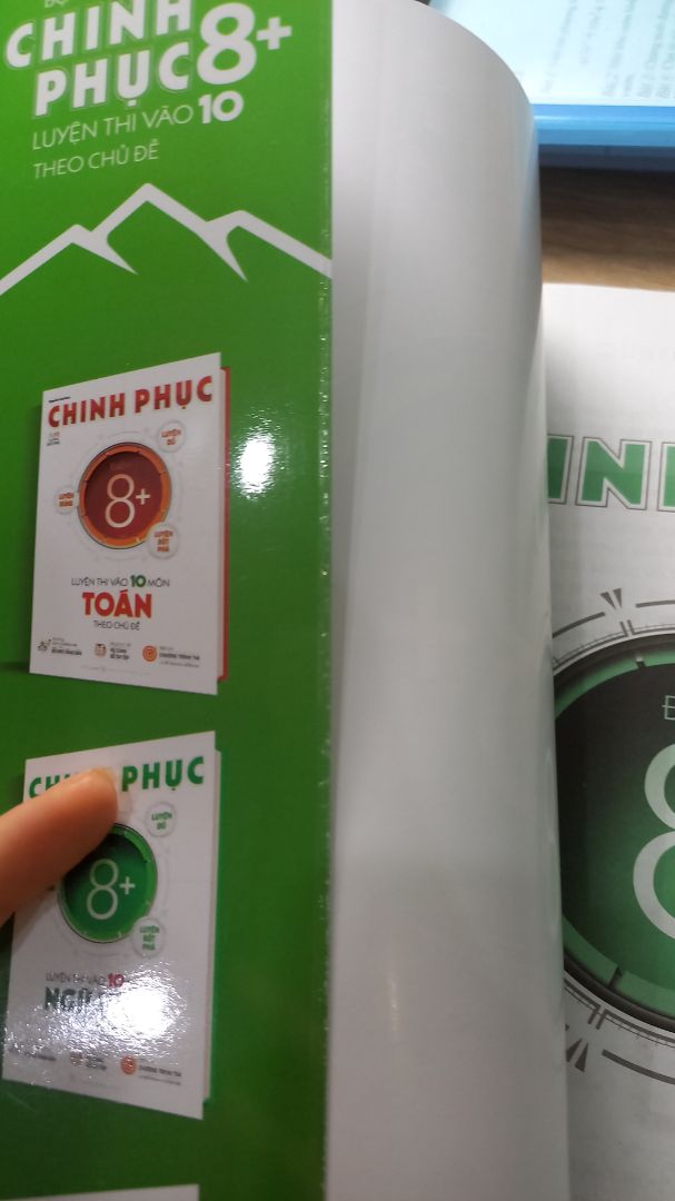 - sách ngữ văn mình cũng thấy rất đáng mua luôn í, có đủ các dạng để các bạn ôn thi lớp 10 theo từng chủ đề, hướng dẫn mình kĩ năng  làm bài rất kĩ nhé( đi thi điểm chính là phần này nhé), phần tiếng việt thì mình thấy rất dễ hiểu, có cả vd chi tiết để giúp mình nắm bài, nghị luận xã hội thì có rất nhiều nha, giúp mình mở rộng kiến thức nè, phần văn học thid cũng siu ôk nhá, đủ các luận điểm để mình phân tích , cảm nhận, hay nghị luận văn học, có rất nhiều bài mẫu để các bạn tham khảo nhé ,ngoài ra thì cũng có các đề tuyển sinh các tỉnh để mình thử sức nè
- chỉ có mụt chút nhược đỉm là sách có kha khá chỗ bị xước, và có chỗ bị móp nữa nhé
(hết gùi keke 💞)