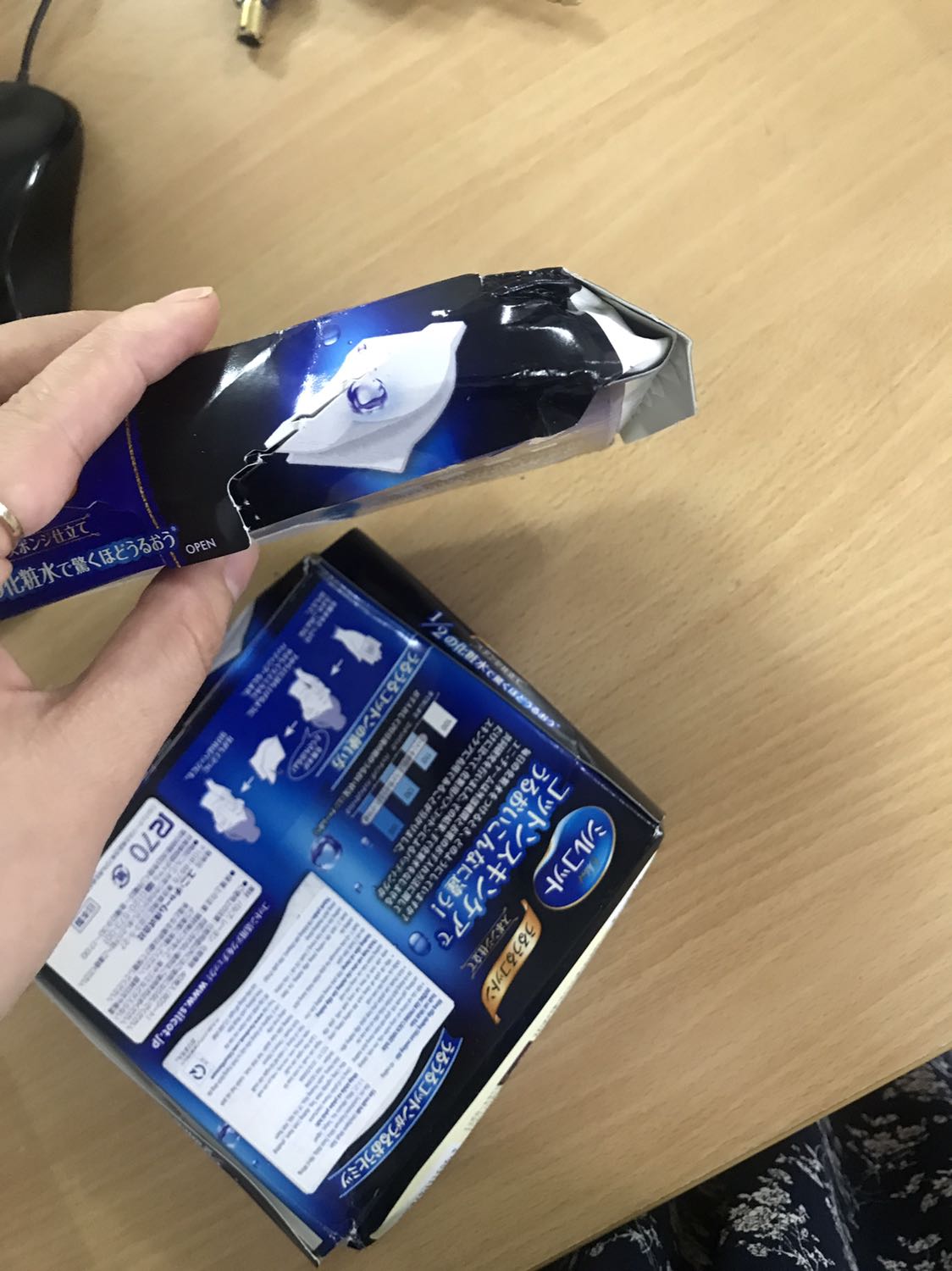 Thứ 1. Không hài lòng về thời gian giao hàng của cả bên Tiki và bên liên kết. Đặt hàng ngày 9/6 lịch là 17/6 giao mà đến 22/6 mới nhận được hàng
Thứ 2. Đóng gói siêu cẩu thả. 2 hộp bông đều bị bục và méo mó.
Kết luận: chất lượng phục vụ của Tiki đang có xu hướng đi xuống. Chưa bao giờ thất vọng như lần đặt hàng này.