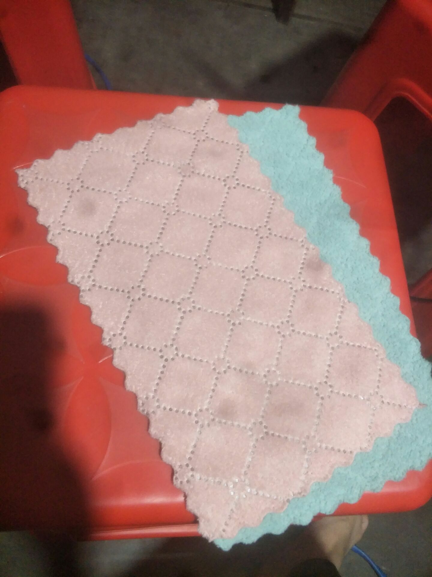 Đẹp, cầm sướng tay =)))) cái này mà có chăn chắc phải mua về đắp. Camera tui có mấy cái vết màu đen chứ không phải khăn bị dơ đâu nha