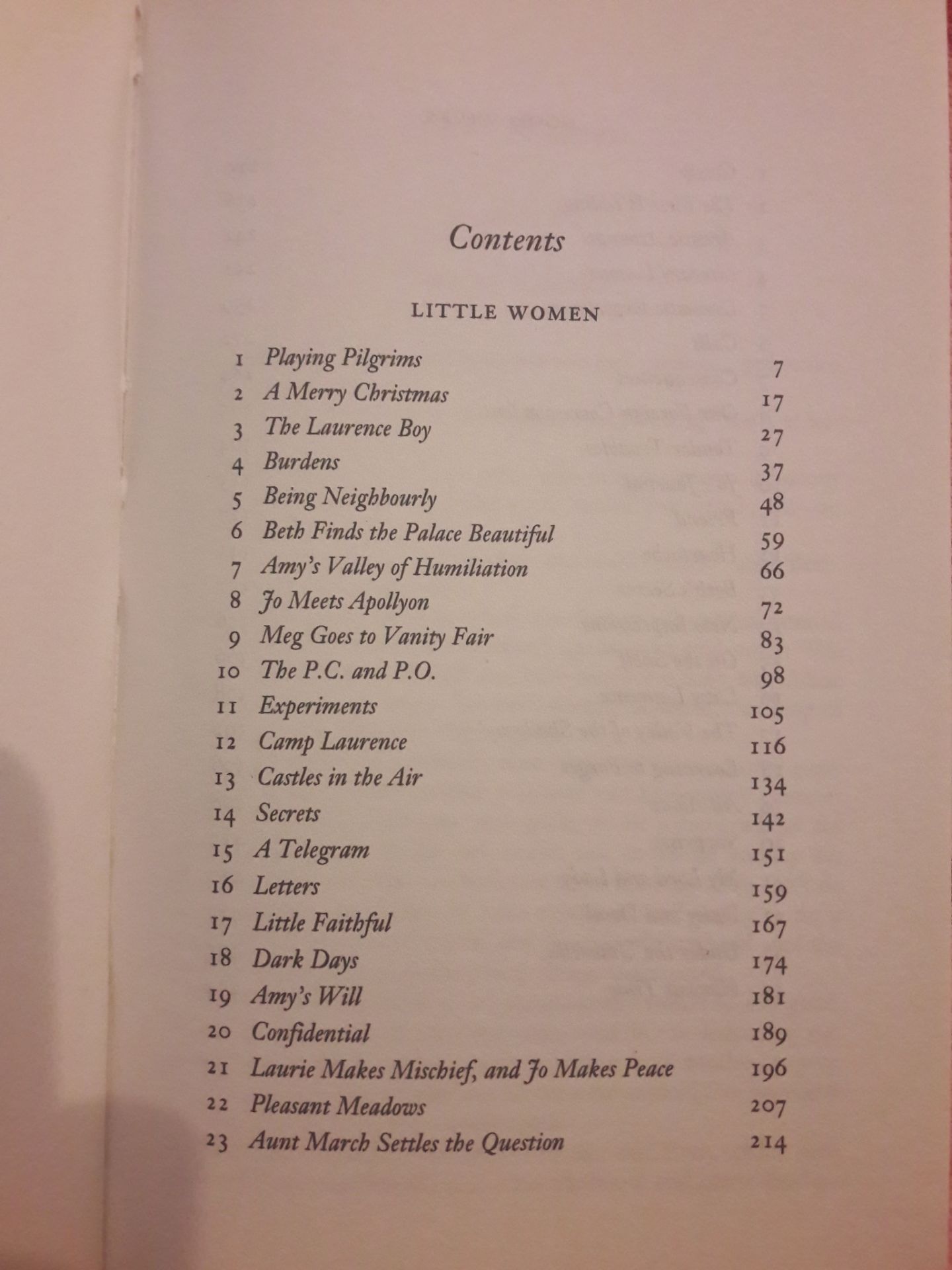 Sách mới tinh. Cuốn sách này gồm 2 quyển little women với good wives luôn, giá tầm 70 mấy ngàn, tính ra tiết kiệm rất nhiều so với mua lẻ từng quyển. Ngoài ra chất lượng giấy thì ở nước ngoài có điểm chung là dùng giấy bình thường lắm, giấy xốp nhẹ, màu xám, bìa mỏng, thua xa chất lượng sách VN. Mà ko biết sao quyển sách mình có mùi dầu gió rất nồng, ko biết là do giấy nước ngoài có mùi như vậy hay sao nữa. Nói chung ưng. Mua 1 phần vì bản tiếng việt đã hết hàng, 1 phần vì đam mê cặp đôi Jo và Teddy :)