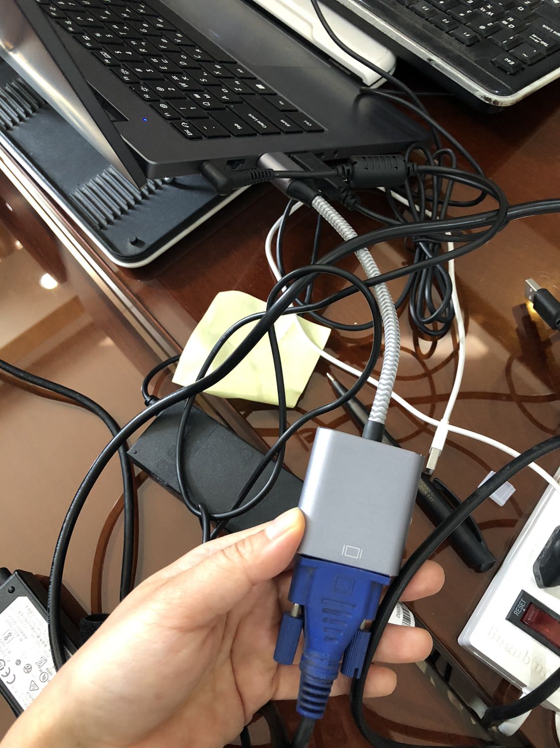 Dùng được gần tuần rồi, Sếp mình hài lòng, lên màn hình tốt, ngồi máy lạnh nên cũng ko bị nóng lắm đâu