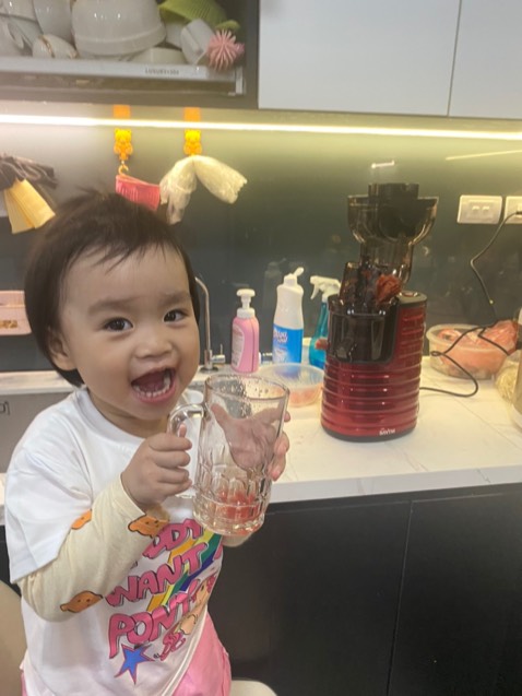 Máy ép êm, trục nặng chắc chắn, ép kiệt. Bé nhà mình rất thích. Đặt tiki now giao nhanh như 1 cơn gió Máy ép êm, trục nặng chắc chắn, ép kiệt. Bé nhà mình rất thích. Đặt tiki now giao nhanh như 1 cơn gió