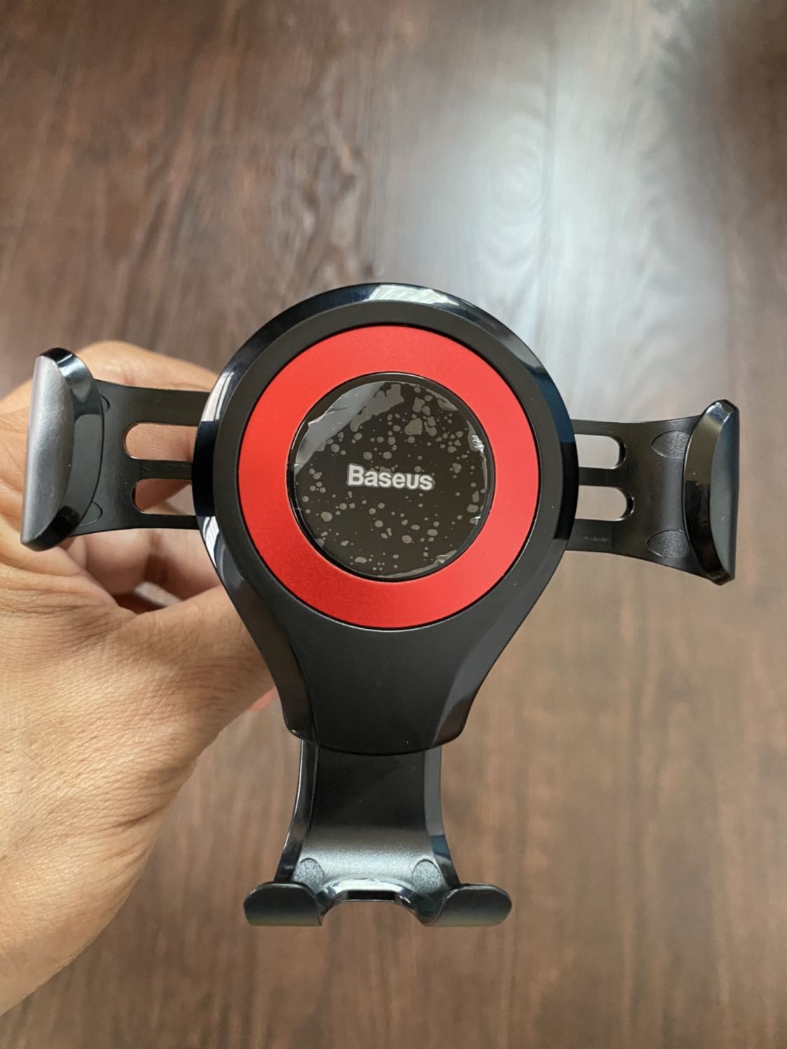 Sản fẩm rất tệ,lỏng lẻo và yếu ớt,kẹp cái đt k chắc mà dám ghi là xoay dc 180* thì cũng sợ luôn,xoay 45* thôi đã rớt đt rồi,tóm lại là ăn quả *** khá đau,cái này tầm 2-30k thì chấp nhận đc chứ 140k thì quá đắt AE k nên fí tiền nhé !