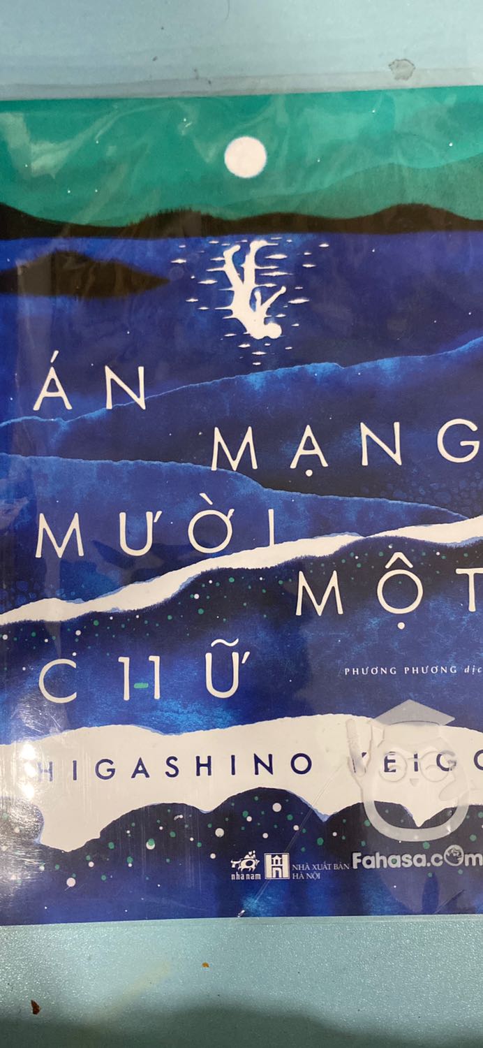 Tác phẩm đầu tiên mình đọc của Higashino Keigo (tp này vẫn còn ở giai đoạn đầu nên mình đọc review thì có nghe là nếu b đã đọc qua nghi can X hay bạch dạ hành thì quyển này sẽ không mấy cuốn) và mình rất thích cách dẫn dắt câu chuyện cũng như phá án của nhân vật chính. Đọc rất dễ hiểu, đến khúc cuối cùng mình cũng ngỡ ngàng khi biết được hung thủ (chương 9), thậm chí là sự việc xảy ra 1 năm trước (nguyên nhân gây án) cũng được tường thuật lại kĩ càng và có chi tiết không thể ngờ - việc này đã dẫn đến cách ra tay sát hại liên hoàn của hung thủ. 

Mình đọc xong trong 4 tiếng, đọc xong lúc 2h sáng mà cảm giác còn ám ảnh vì hung thủ của vụ án làm mình quá bất ngờ, mà phải nói đoạn mình thích nhất là những đoạn có Yumi, mình cảm thấy cô bé đã giúp ích rất nhiều trong việc điều tra (dù bị khuyết tật) và tính cách cũng đáng yêu nữa.

Dù sao thì mình vẫn thích các thể loại trinh thám nghiêng về tâm lý hơn, nên đối với mình thì cuốn này không hẳn hợp gu mình nhưng cũng đáng để đọc, vì mình thích cách điều tra phá án trong này: cực dễ hiểu và lôi cuốn. Cứ một lần tìm tòi, là 1 manh mối lại xuất hiện.

À nếu các bạn muốn tham gia vào vũ trụ của Higashino Keigo thì khuyến khích nên đọc theo thời gian xuất bản của sách á. Cái này mình tham khảo rất nhiều từ hội đọc sách và các bài review, trên mạng… thì thấy cách đọc này sẽ giúp mình cảm nhận được hết tất cả trong tác phẩm.

mình review sách ở insta @imjustmaniac