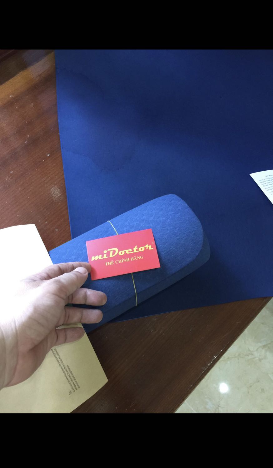 Giao hàng nhanh quá đặt hôm trước hôm sau đã giao hàng rồi
Hàng chuẩn mô tả nhé  mà rẻ quá đúng shop lớn chính hãng có khác bán không cần lãi . Hihi
-Không được chọn màu shop giao ngẫu nhiên mà đúng màu mình thích mới hay , thảm mới lên còn mùi cao su bỏ ra ngoài 1 -2 ngày là hết 
- Vân chống trượt khá bám sàn . Mặt trên hoa văn đẹp thảm êm ai nặng cần thì lên mua loại 8mm của shop tập sẽ thoải mái hơn 
- Mua mấy lần của shop rồi lần nào cũng hài lòng . 
Mong shop có những sản phẩm tốt và dịch vụ chăm sóc khách hàng hơn nữa
Chúc shop làm ăn phát đạt ạ