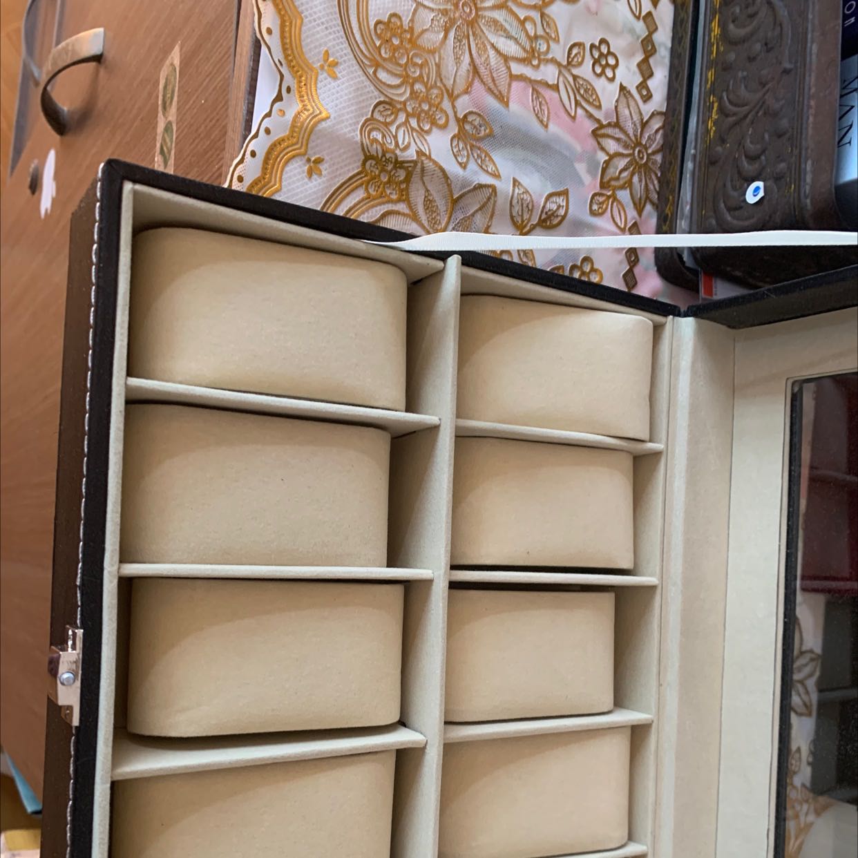 Shop lấy hàng cũ à . Dơ đen xì