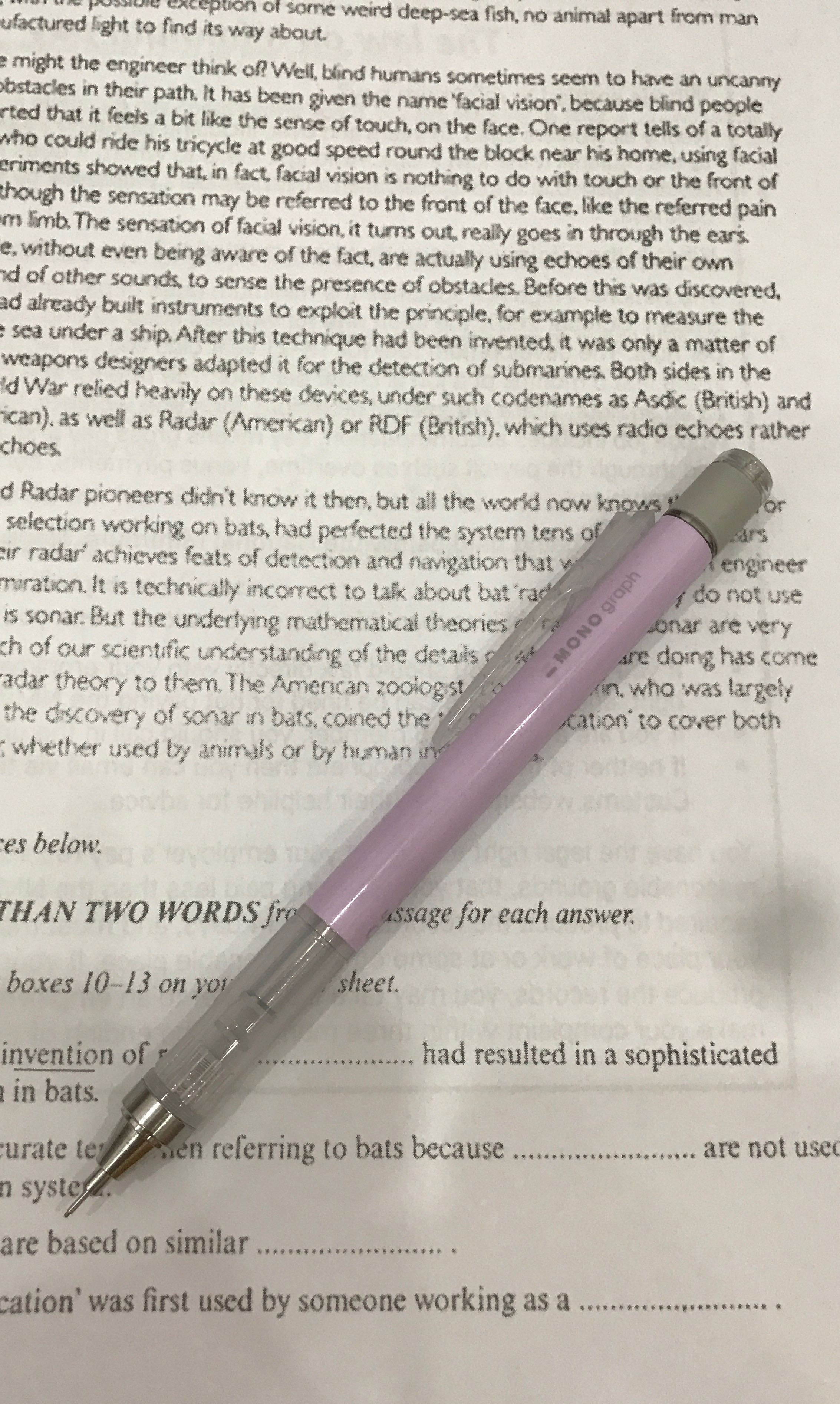 bút giao siêu nhanh, đặt hôm qua hôm nay đã tới ? chất lượng bút tốt. cảm giác cầm nặng tay, viết không bị mỏi lắm, rất ưng ý. màu tím pastel cũng zinh xắn nữa