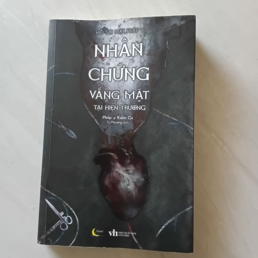 Nội dung: Hợp lý nhưng ngắn quá. Tình tiết một số vụ cũng dễ đoán. Nội dung: Cung cấp cho mọi người một số kiến thức chưa biết về chuyên môn pháp y. Đối tượng: tùy đối tượng. Giao hàng nhanh chóng. Đóng gói cuốn sách an toàn và còn nguyên vẹn.