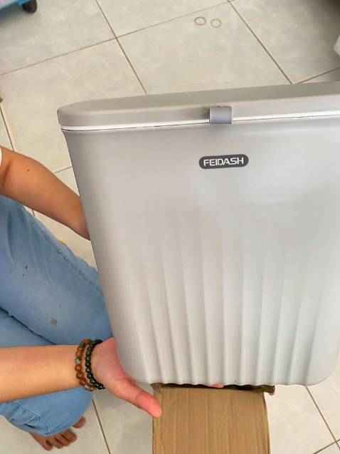 Đã nhận được hàng. Thùng to vừa phải. Thùng này treo tủ bếp thì quá hợp lý luôn. Sơ chế xong cho rác vào thùng, vừa gọn gàng vừa sạch sẽ Đã nhận được hàng. Thùng to vừa phải. Thùng này treo tủ bếp thì quá hợp lý luôn. Sơ chế xong cho rác vào thùng, vừa gọn gàng vừa sạch sẽ