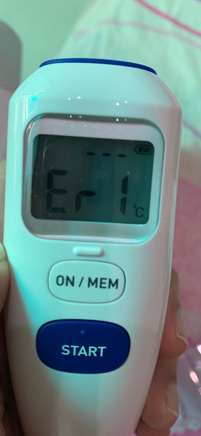 Sản phẩm gọn nhẹ, nhìn chắc chắn. Nhưng chắc do mình ko rành, ban đầu mua tưởng sài Pin 3A, pin tiểu, nhưng cái này sài pin đồng hồ, pin này hỏi khó mua ở mấy tiệm tạp hoá và không thông dụng như pin 3A. Nhưng có lẽ loại này phải sài này. Nhìn chung ban đầu chưa quen hơi khó, bấm nút đo rồi nhưng cứ hiển thị Lo, và Er1. Chắc do nó hơi chậm. Phải cho nó nghỉ vài dài 5-10 giây mới đo tiếp được. Thấy mấy nơi công cộng họ đo nhanh và liên tục. Chưa sài bao giờ nên chưa đánh giá khách quan về độ nhanh. Nhưng máy này mình mới bốc tem và kéo miếng nilon phần pin ra mới mấy ngày mà sao phần pin đôi khi hiện nhấp nhất như vậy rồi.