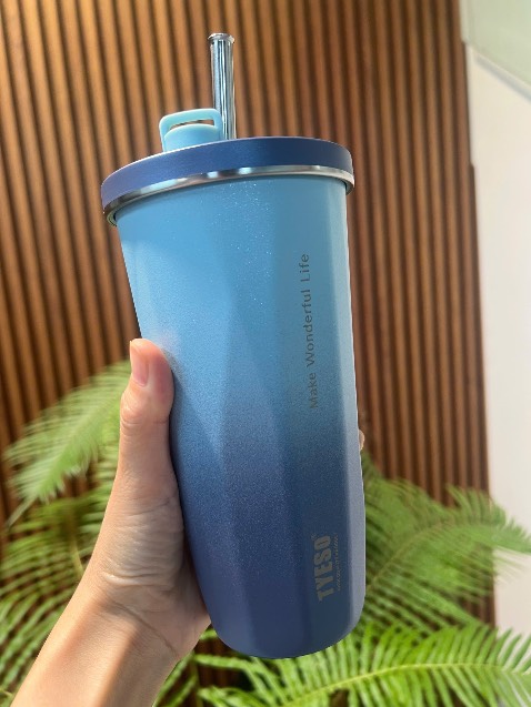 Ly giữ nhiệt nhỏ xinh, màu đẹp, mà tiện cái là thiết kế cái ống hút rất tiện nha, khi mình ko dùng nữa thì có cái nắp đậy, tha hồ di chuyển, để mua thêm cái dây quai xách của xốp nữa . Mua ly này về chăm uống nước hẳn 🥰