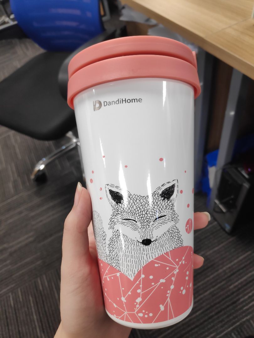 Bình rất xinh, giữ nóng tạm được. Mỗi tội chỗ cắm ống hút rất bé, chỉ vừa ống hút nhựa cỡ nhỏ nhưng mình ko có nhu cầu nên cũng ko sao