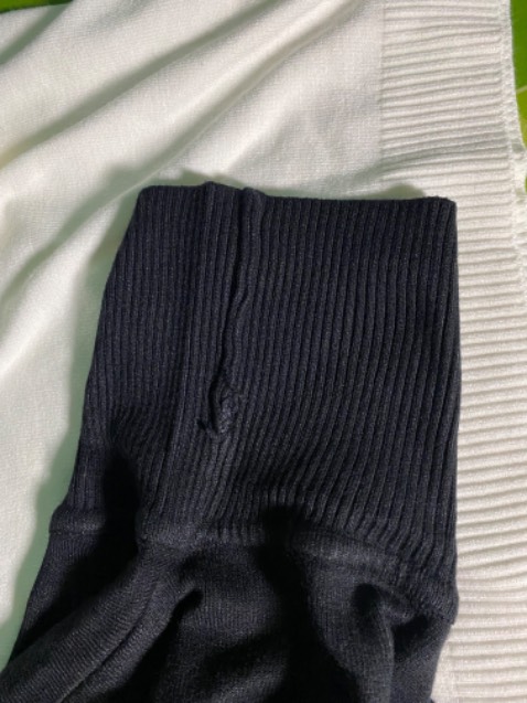 Mua một chiếc áo đen, một chiếc áo trắng, áo đen thì nhìn chung được, chỉ có ở phần cổ đường chỉ may rất ẩu, còn chiếc áo trắng thì quá tệ, may ẩu và còn bẩn, vải còn bị giản như đồ cũ vậy, mua 2 cái đều size L nhưng mang ra đo thì cái áo trắng lại lớn hơn cái áo đen, không hiểu nổi?. Shop bán đồ kém chất lượng!!!