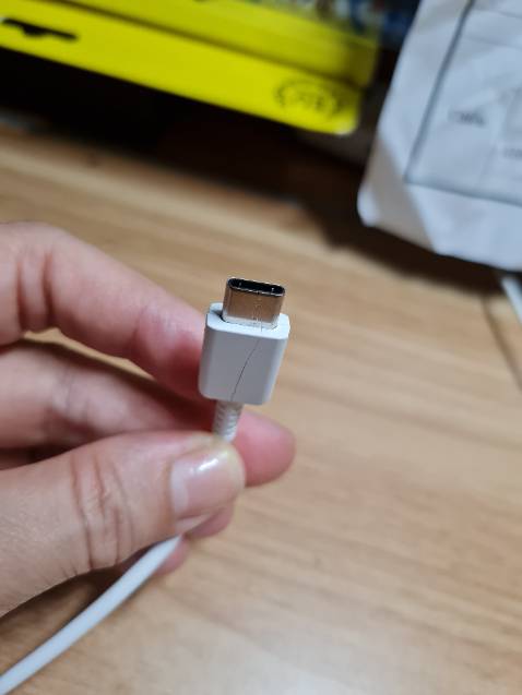 Sạc cực nhanh, rất thích luôn. Có điều, giờ mới thấy đầu dây sạc bị nứt nhẹ  ko biết vì sao. Hiện giờ vẫn thấy xài ổn nên ko khiếu nại shop ạ 😢
,