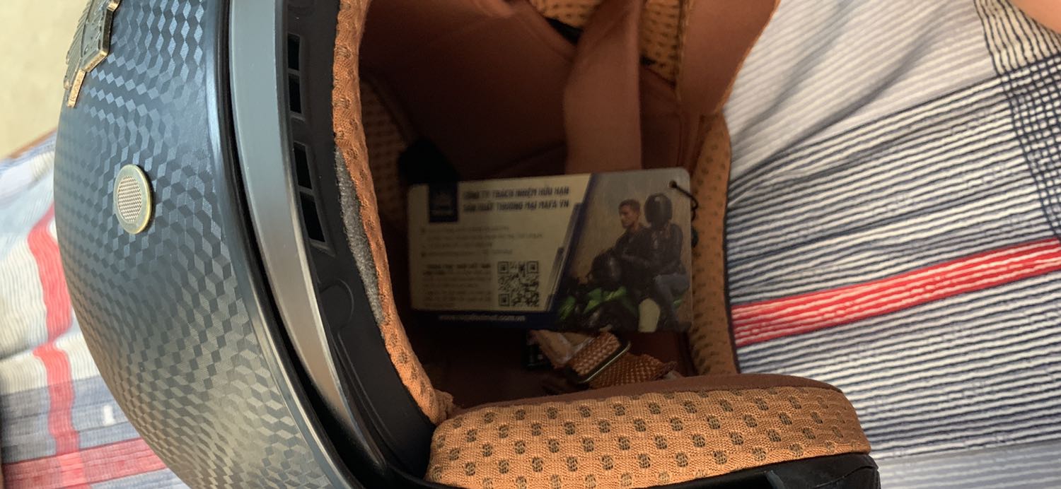 Nón vừa, tuy nhiên tấm lót nón may không kỹ, bị bung ra.