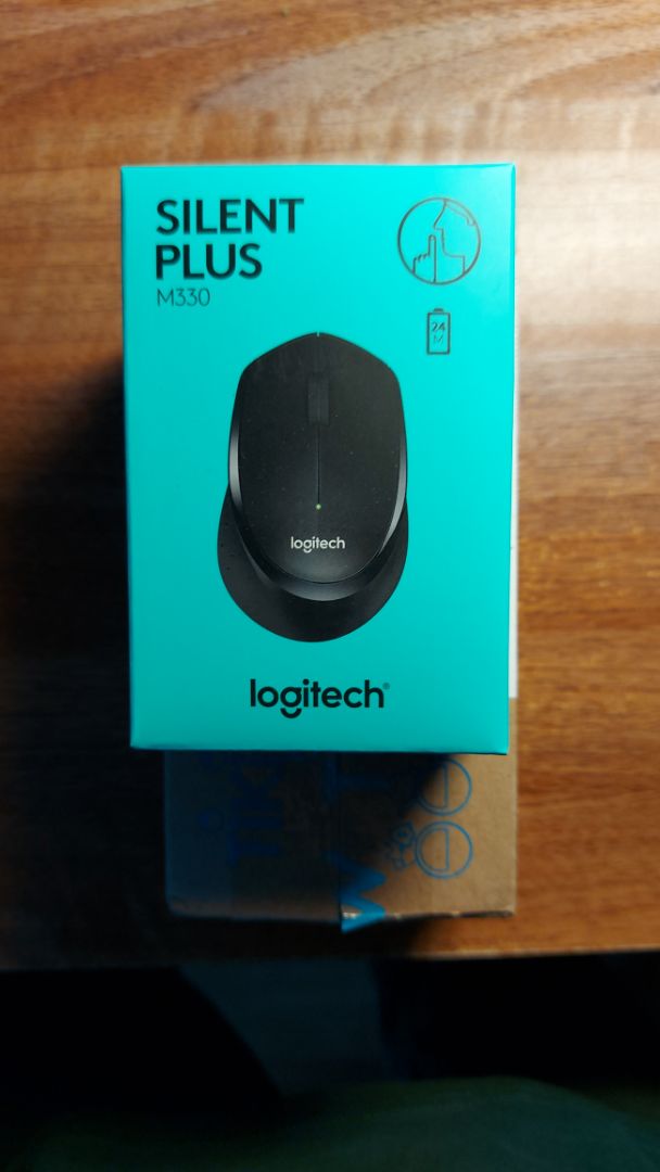 Tính mua mẫu này lâu rồi mà giá hơi cao, may có đợt sale giảm được kha khá. Kích thước tổng thì to nhưng nhìn chung vẫn là bé so với tay mình. Tiếng click chuột gần như không thấy. Chất liệu nhựa dày, cứng cáp.Con lăn mượt.