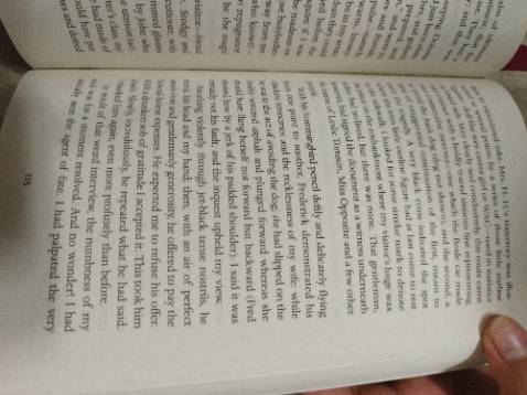 Sách thì miễn bàn, đơn giản là hay. 
Lưu ý cho bạn nào có dự định mua thì quyển này bé hơn nhiều so với bản tiếng Việt. Do đó mà cỡ chữ cũng bé í. Xuyên suốt truyện thì không có ảnh minh hoạ đâu. Còn về độ dày thì khoảng 1 lóng tay.
Fahasa ship nhanh lắm tối đặt sáng mai đã có dù theo lịch thì phải 2-3 ngày mới có.
Sách được giao tới tay mình thì vẫn còn lớp màn nhựa bao quanh nên không bị nhăn 
Mn nên mua nhé