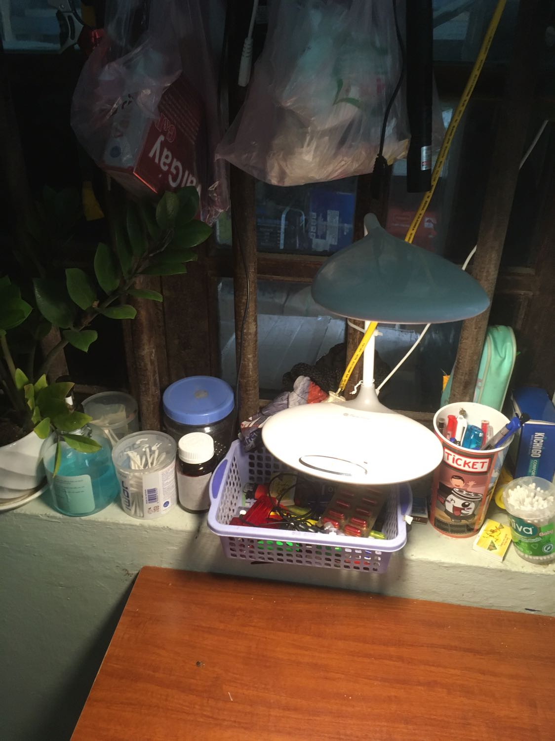 Đèn dùng rất tốt. Đây là cái thứ 2 mình mua. Lần mua này đèn và cục sạc ko được chèn các tấm xốp phía trong hộp như lần trước, dẫn tới va đập với nhau làm xước 1 chút.